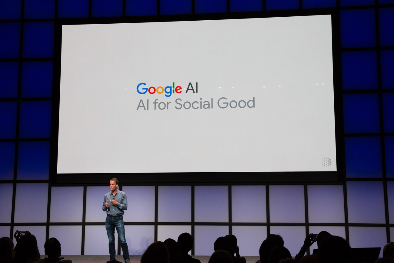 persona parla su palco evento google