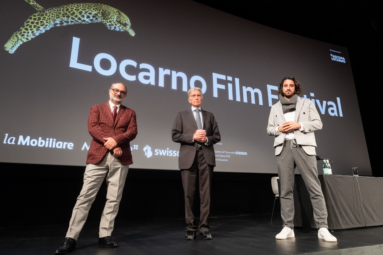 Trois personnes sur la scène du Festival du film de Locarno