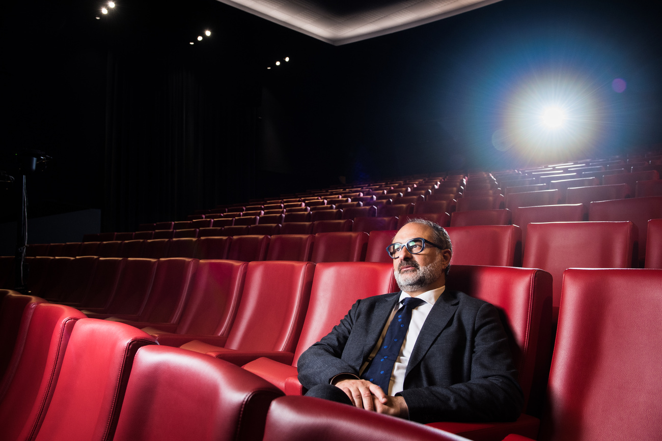 Homme assis seul dans une salle de cinéma.