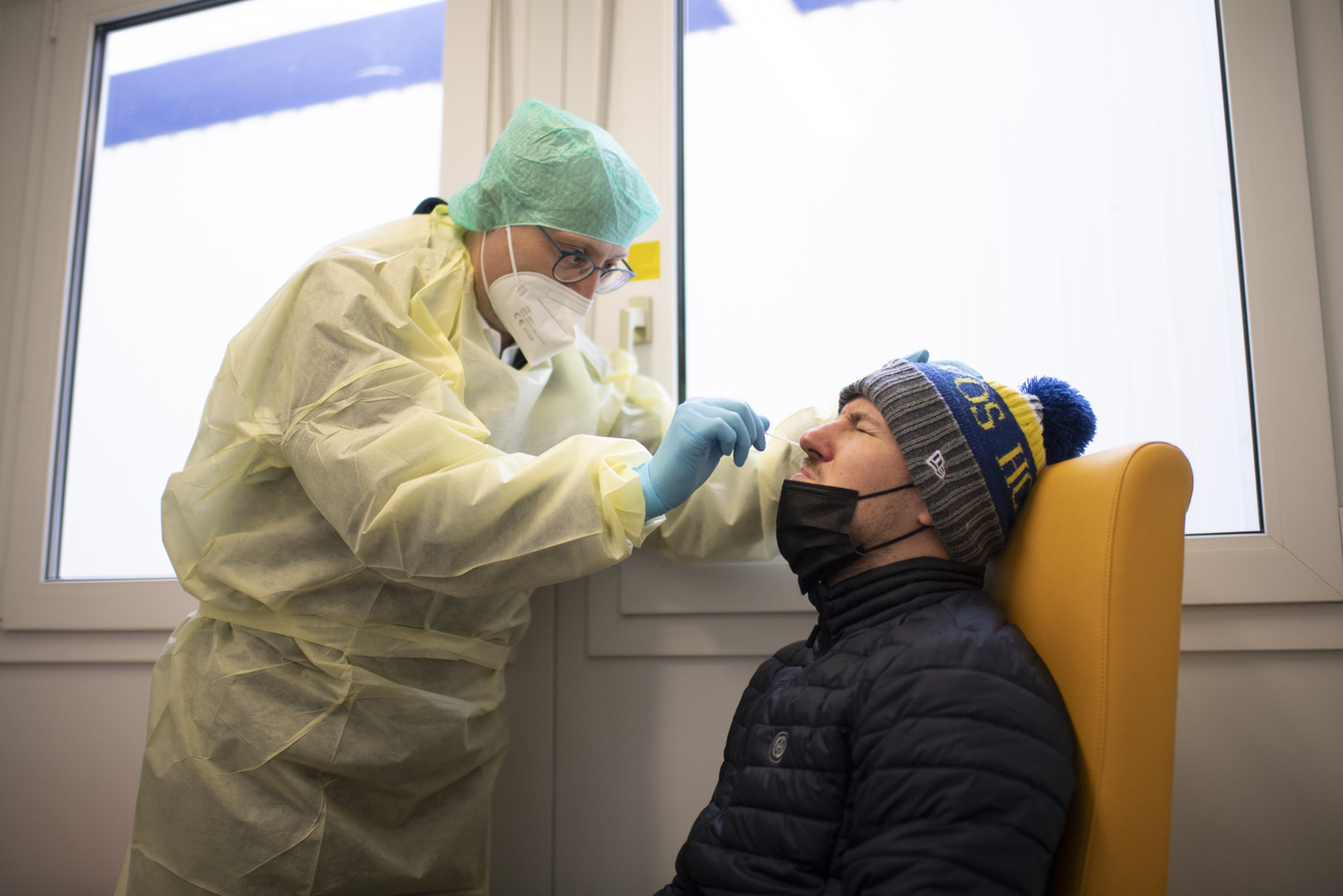 medico fa un test covid a un paziente