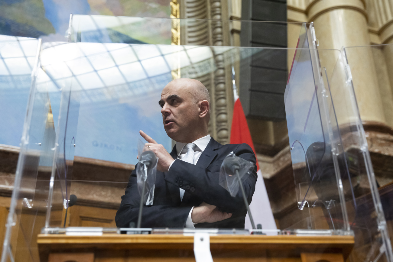 Interior Minister behind plexiglass protection in parliament