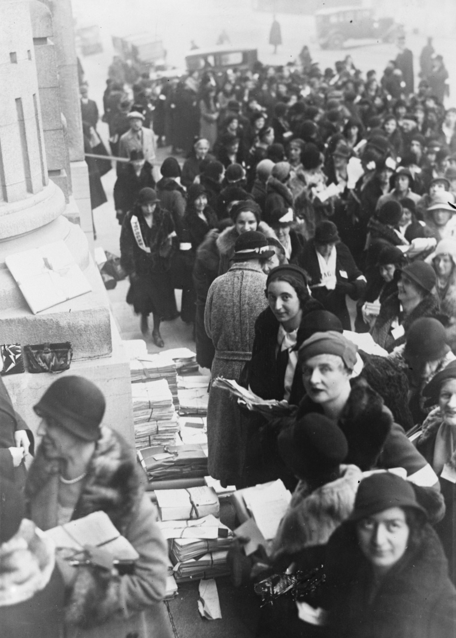 Mujeres presentan una petición