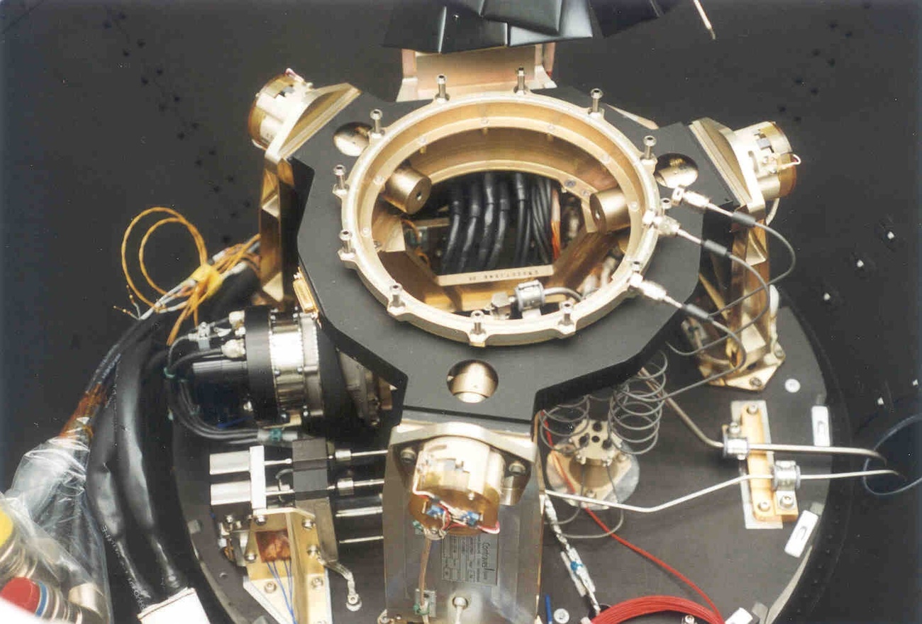 Visione ravvicinata della testata di un razzo, senza carenatura, si vedono componenti meccaniche ed elttroniche