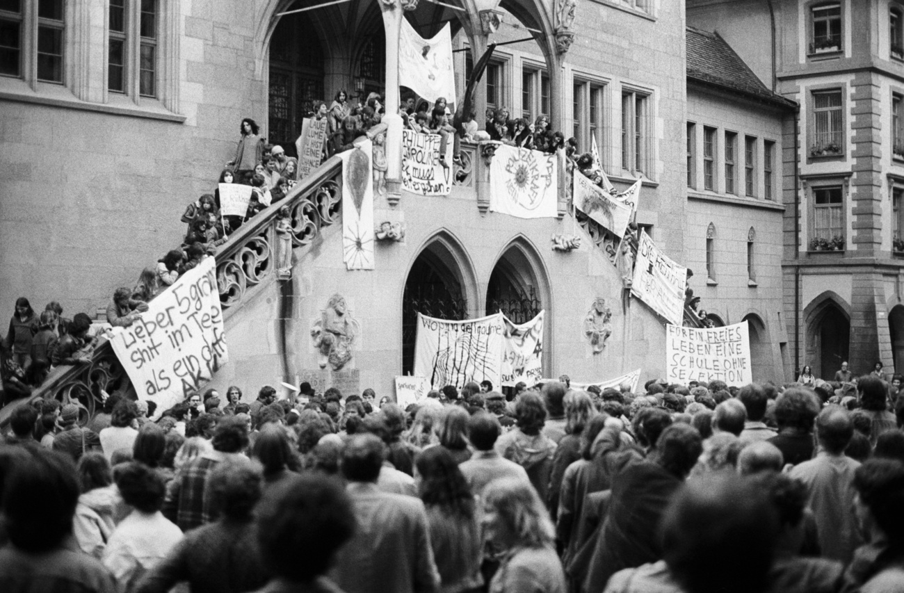 Groupe de jeunes devant un bâtiment.