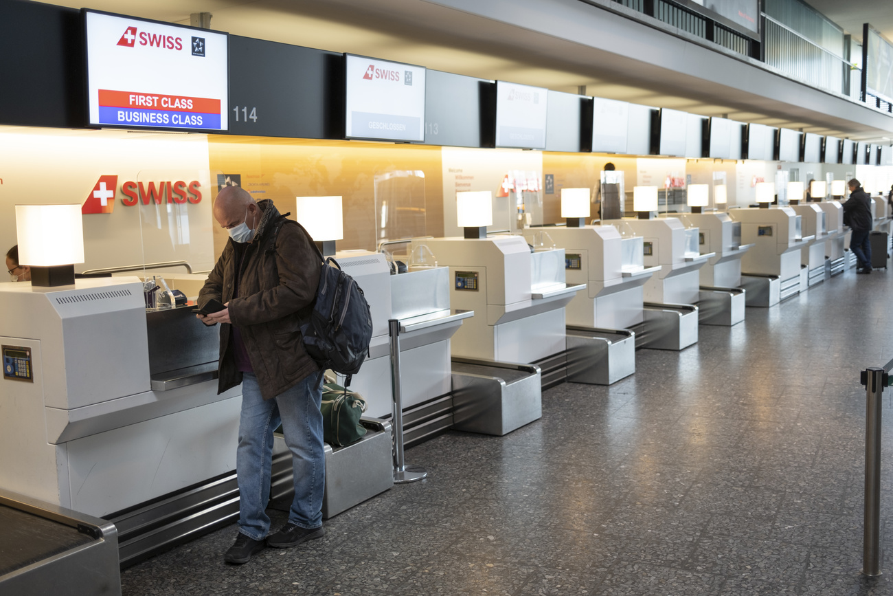 Passeggero solitario nell aeroporto di Zurigo-Kloten