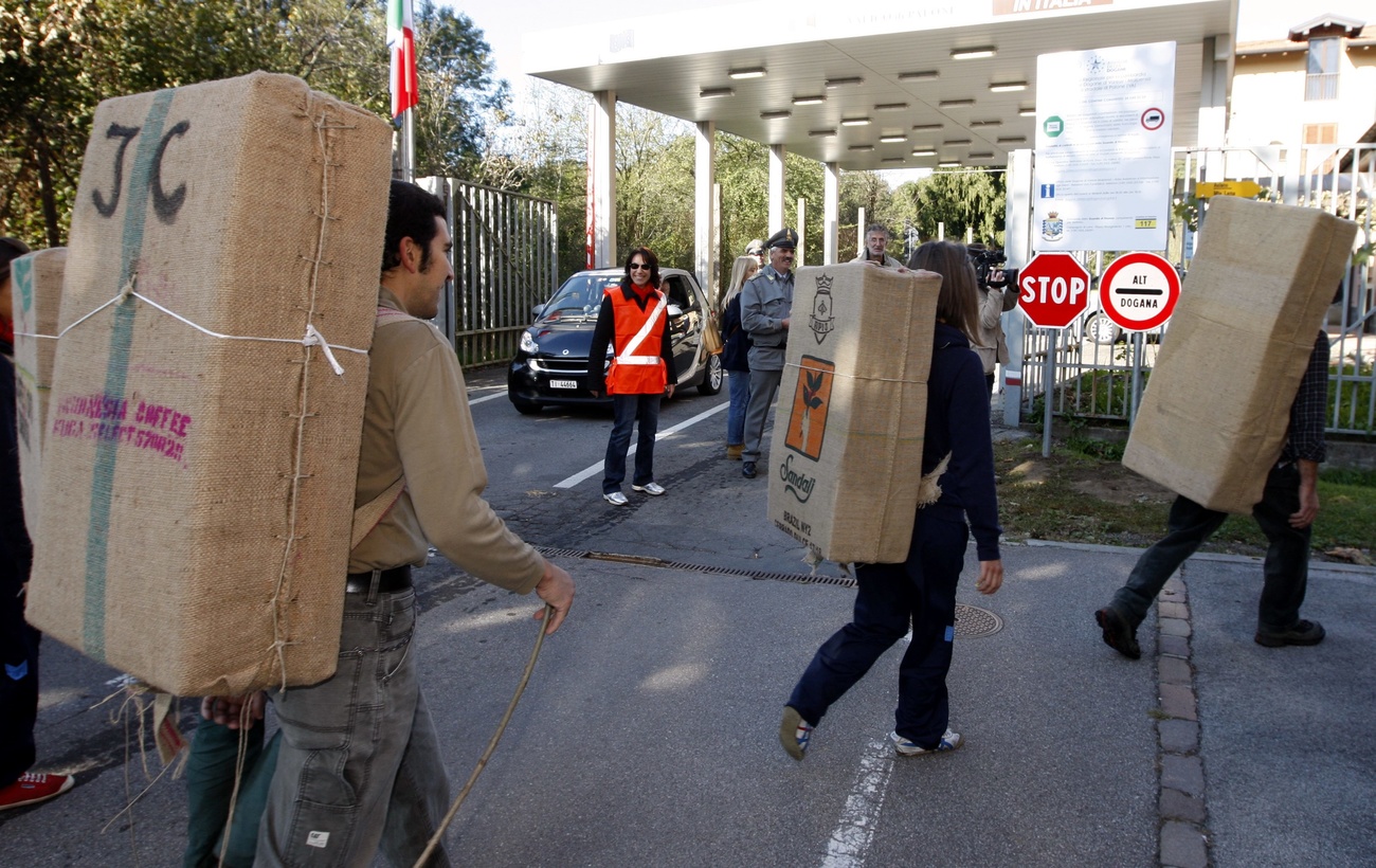 uomini con bricolla sulle spalle