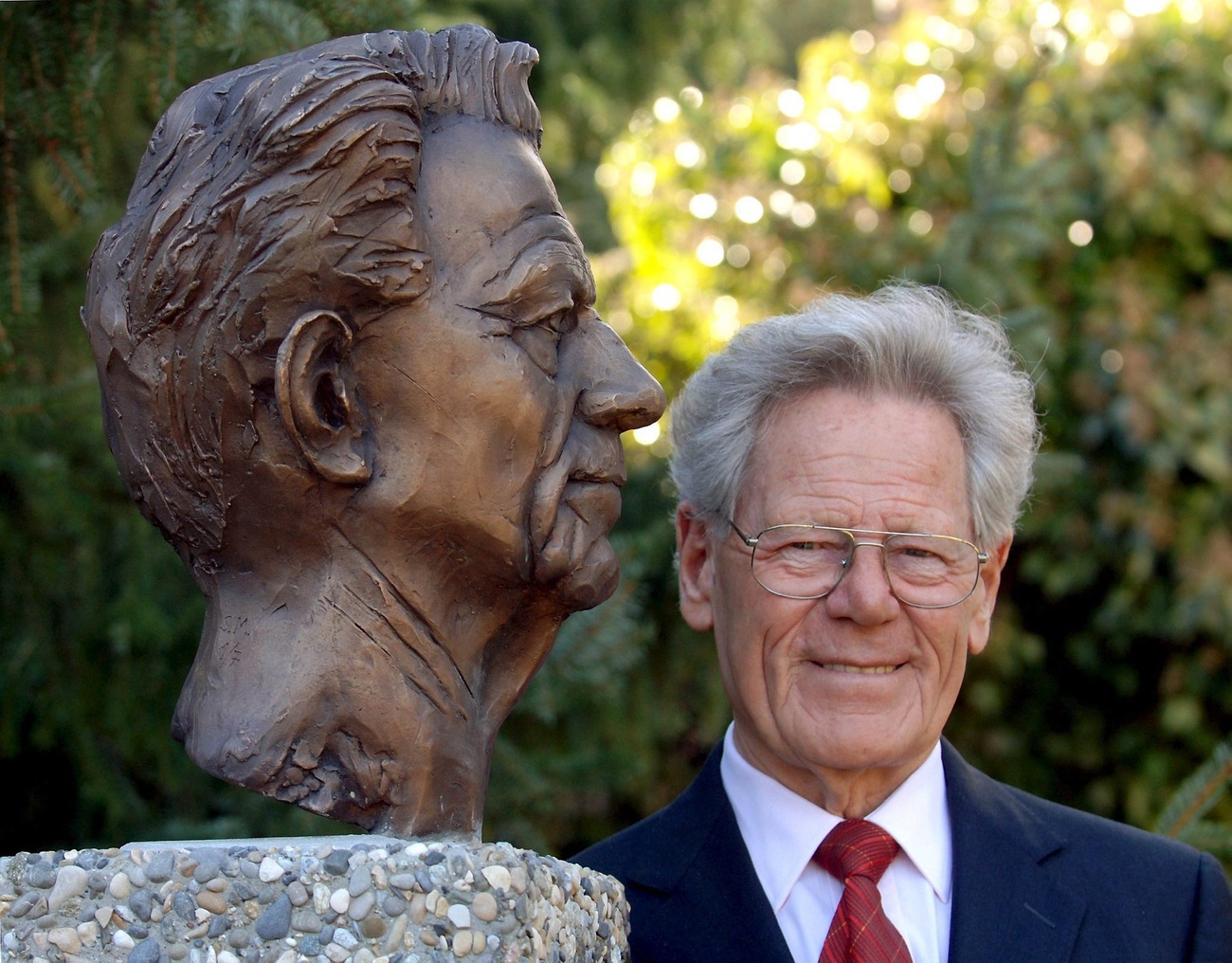 Hans Küng ao lado de um busto seu inaugurado em 2005