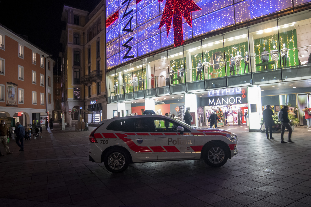 auto della polizia in una piazza pedonale