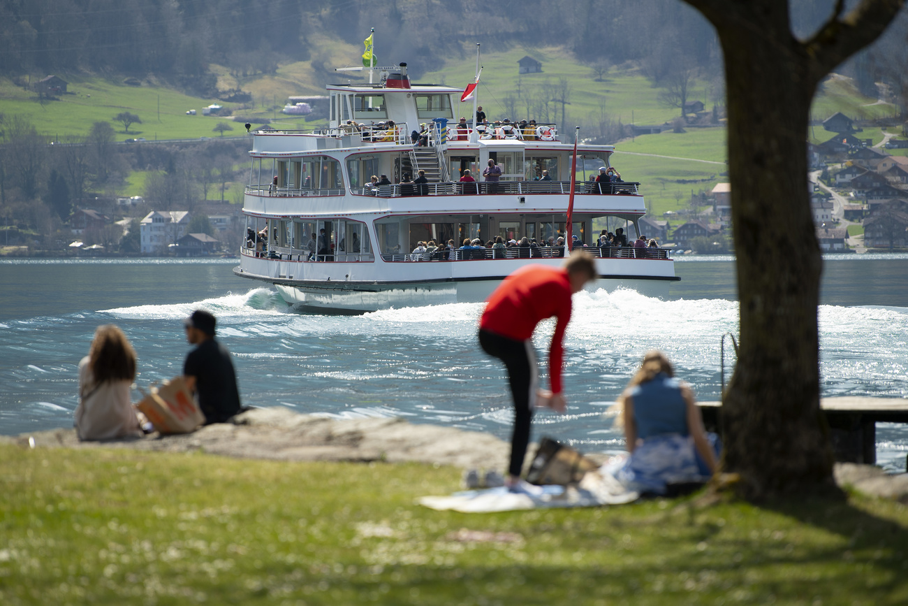 Villeggianti in riva al lago di Thun nei pressi di Interlaken.