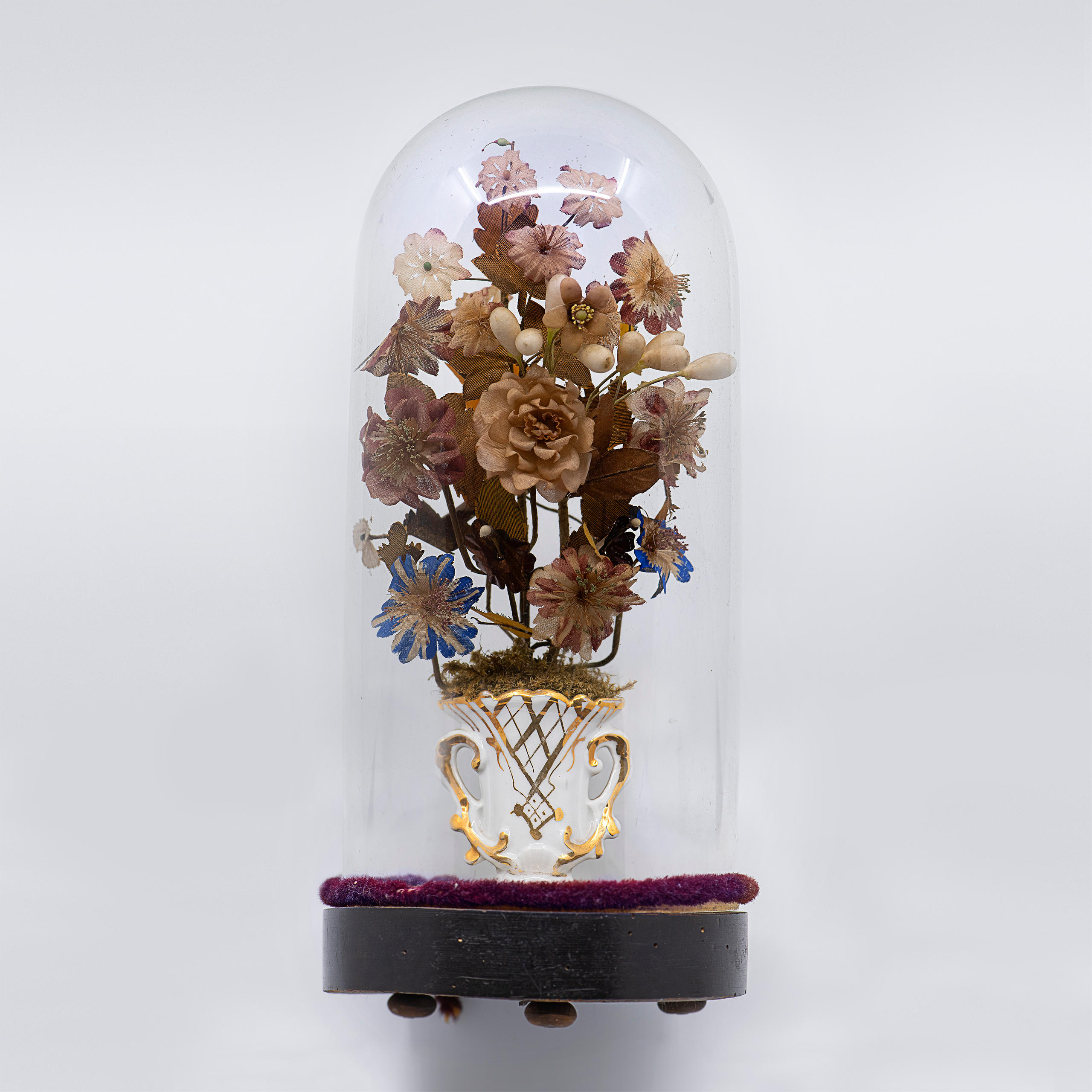 Glasglocke mit künstlichen Blumen