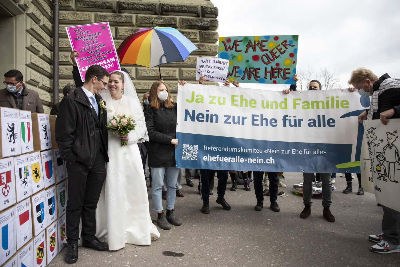 本週一聚集於瑞士伯恩的同性婚姻法案支持者和反對者。-in