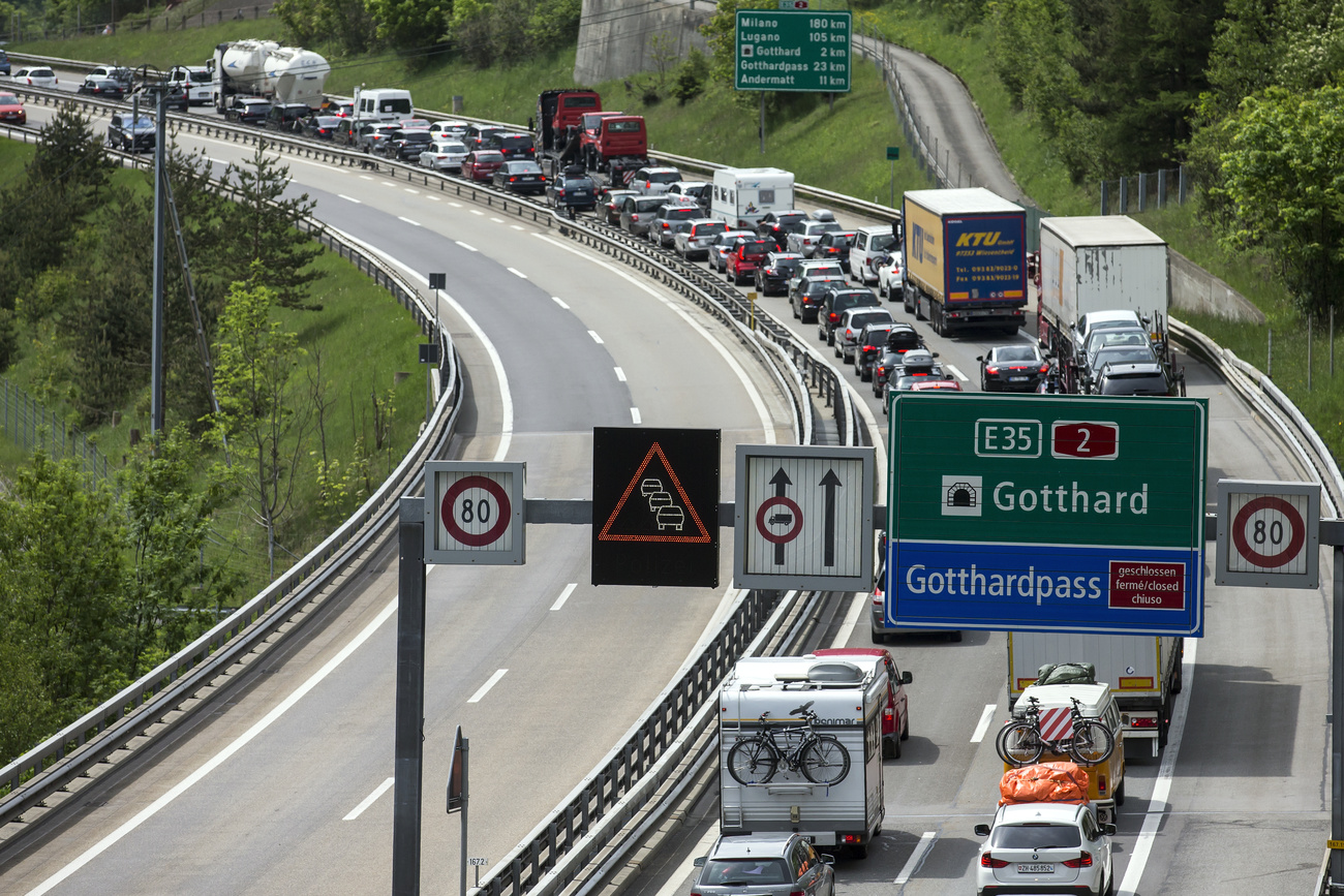 Code al portale nord della galleria autostradale del San Gottardo: scenari di altri tempi.