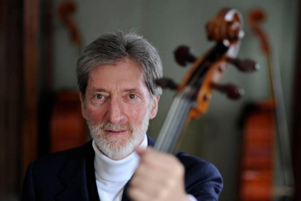 Rocco Filippini con il suo violoncello in una foto del 2009