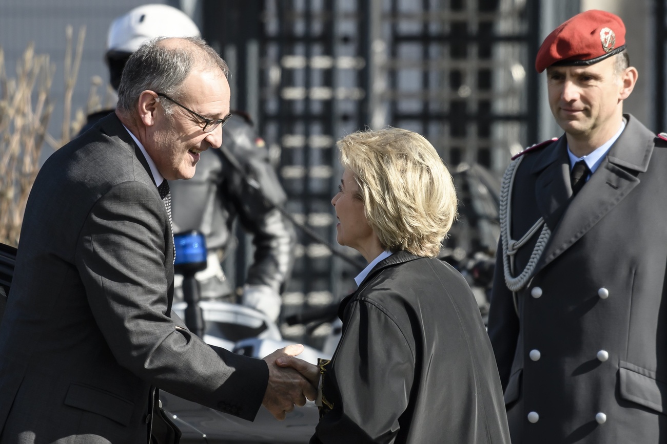 Guy Parmelin e Ursula Von der Leyen in un incontro del 2017 a Berlino.