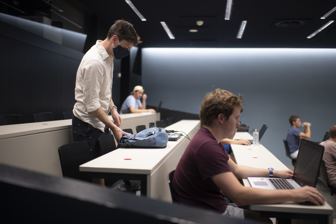 2020年9月重新实施远程教学之前，瑞士东部应用科技大学的学生在一起自习。