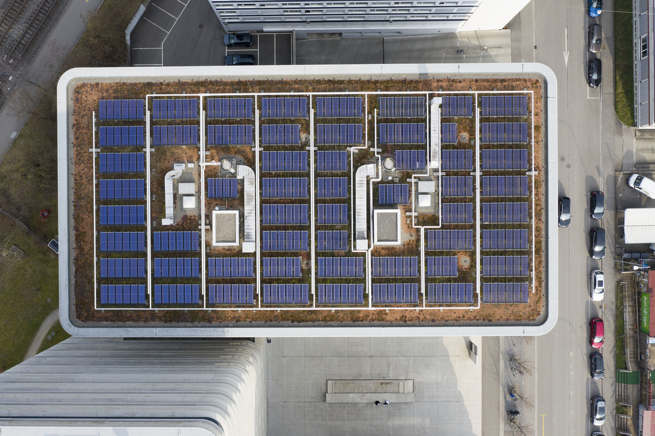 Vista aerea perpendicolare del tetto di un palazzo con impianto fotovoltaico