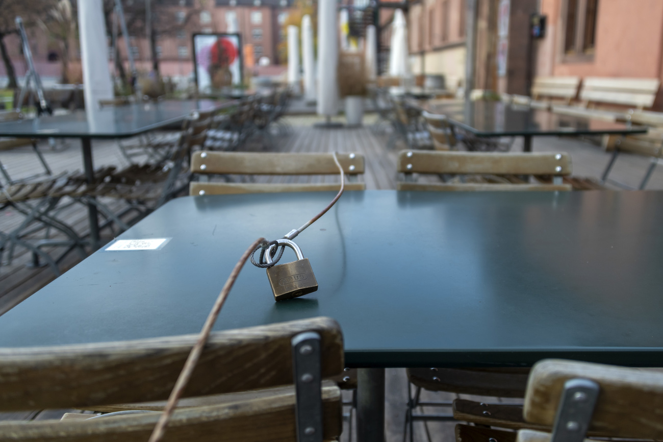 tavoli vuoti di un ristorante