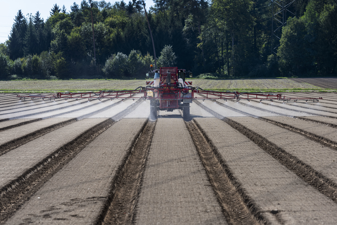 tracteur qui répand des pesticides