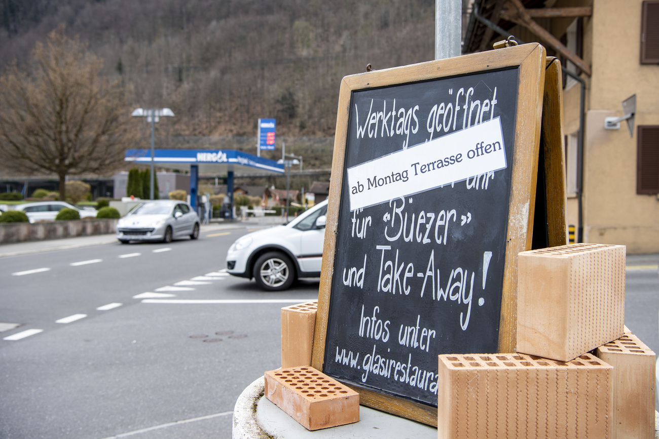 Ecriteau annonçant la réouverture prochaine de la terrasse d un café