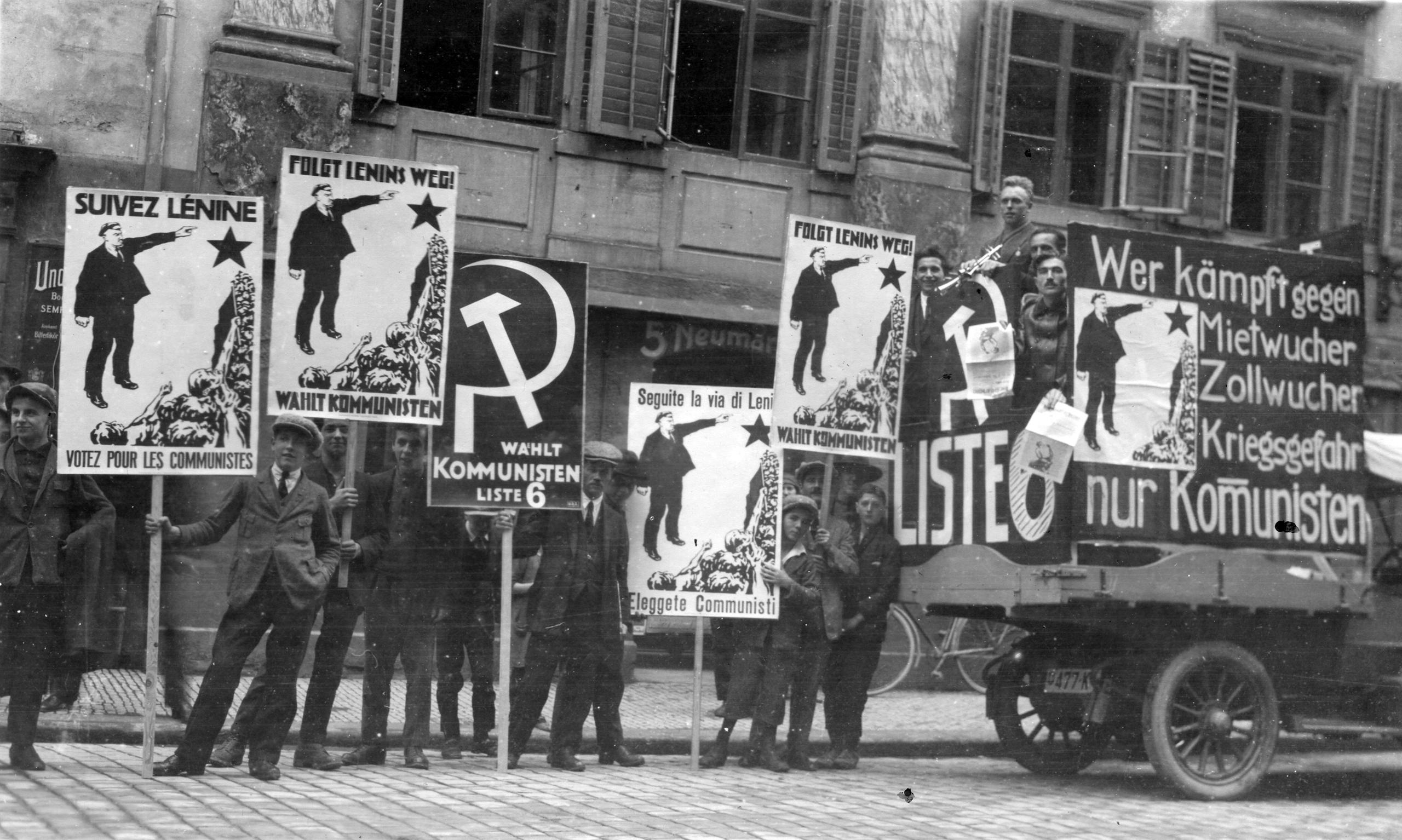 Demonstranten mit Plakaten