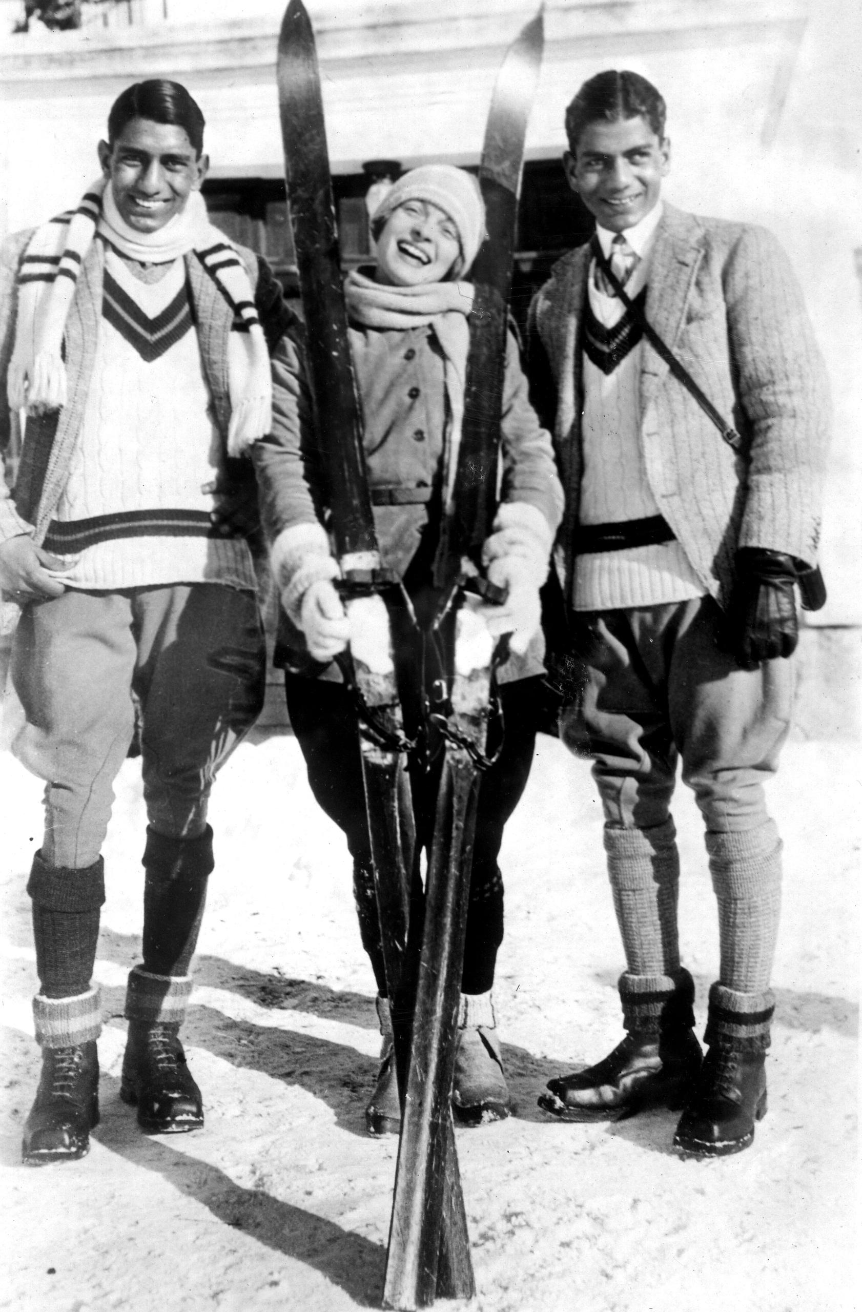 Deux hommes et une femme avec des skis.