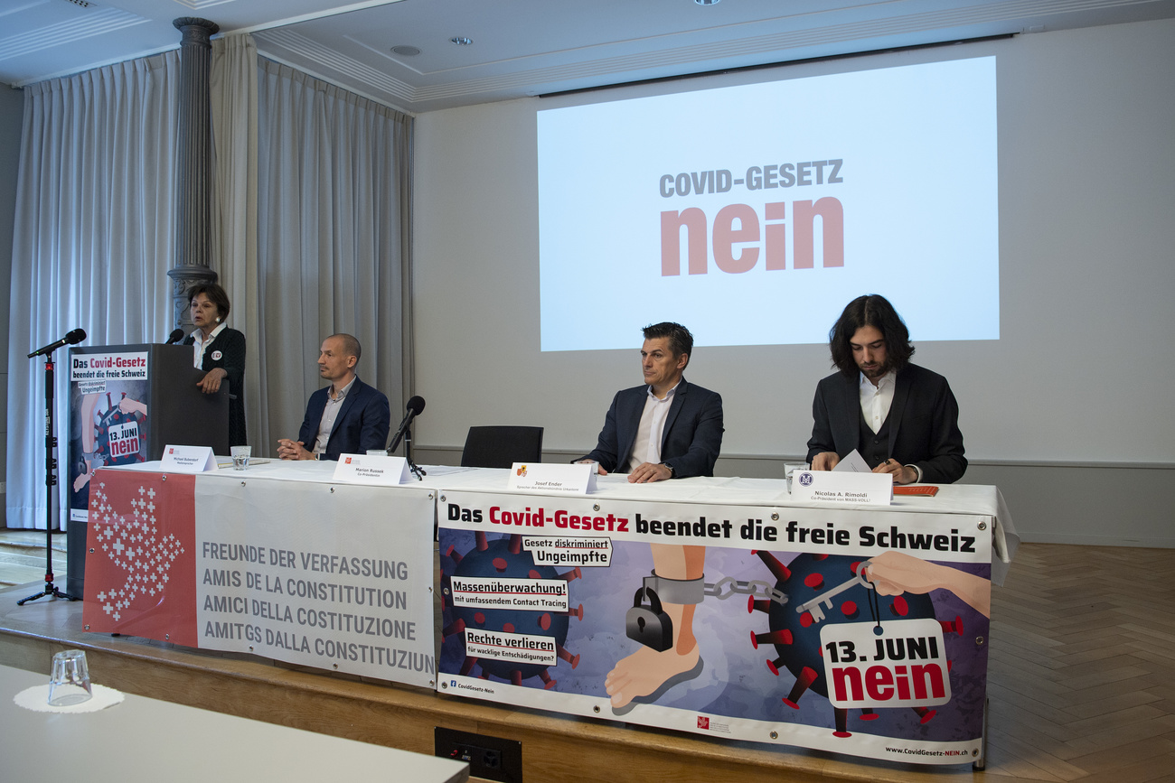 I vari rappresentanti delle diverse associazioni che sostengono il referendum durante la conferenza stampa