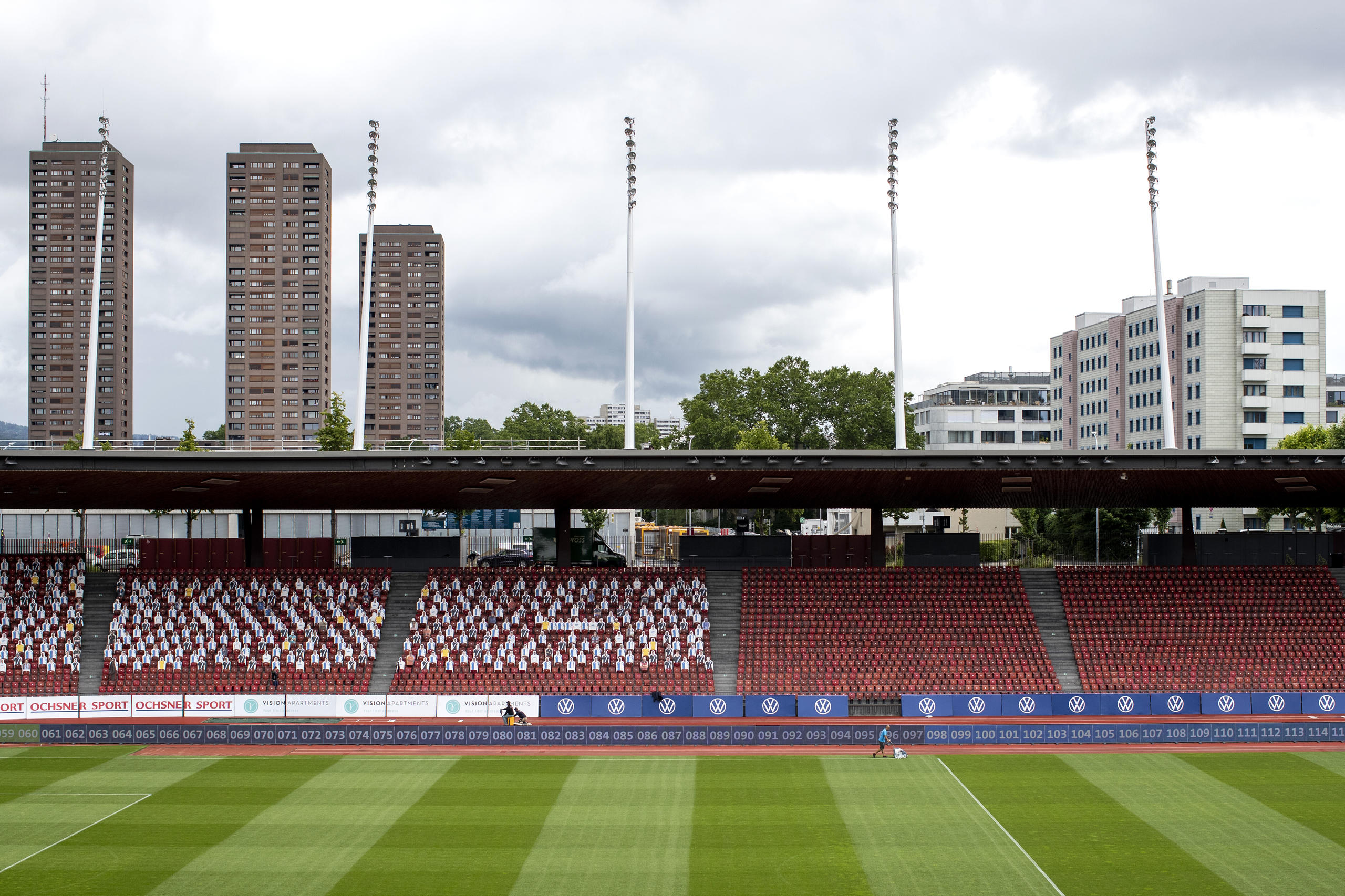 Pappfiguren als Zuschauer im Stadion