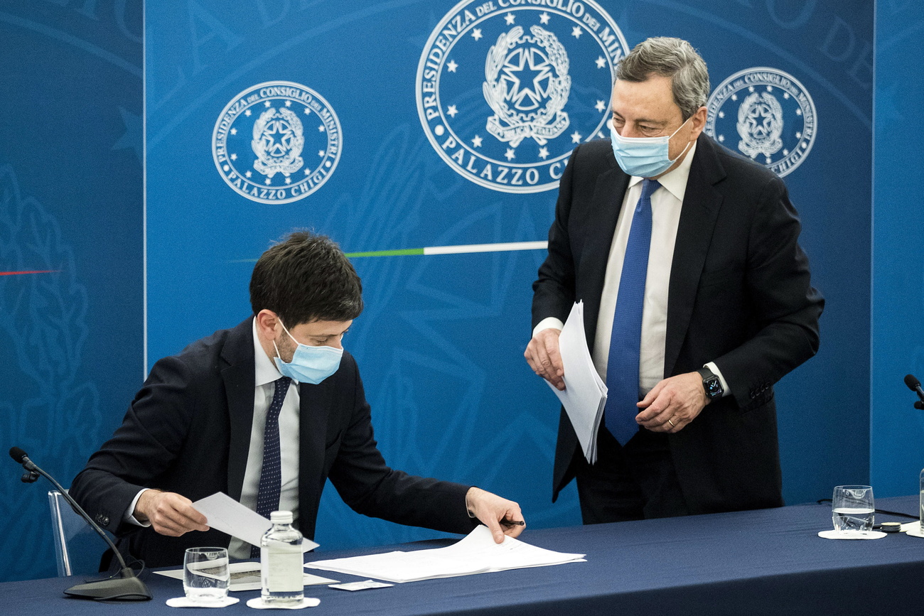 Roberto Speranza a Mario Draghi durante la conferenza stampa