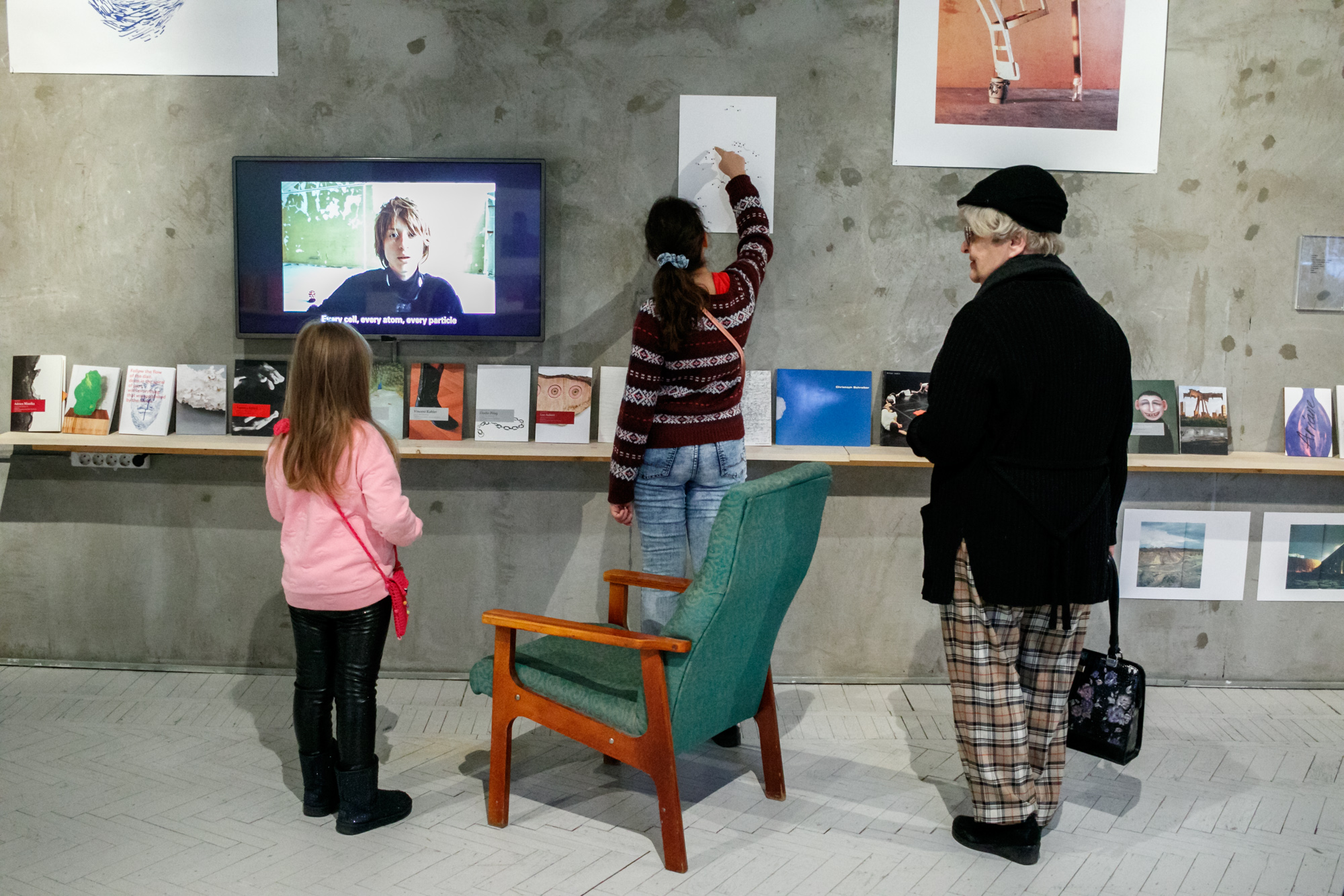 Une femme et deux filles dans une exposition.