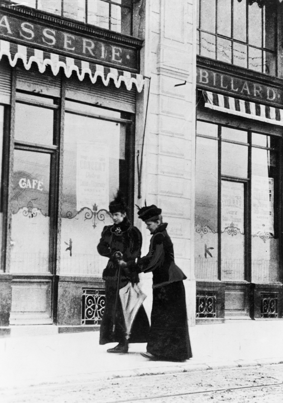 Deux femmes marchant dans la rue.