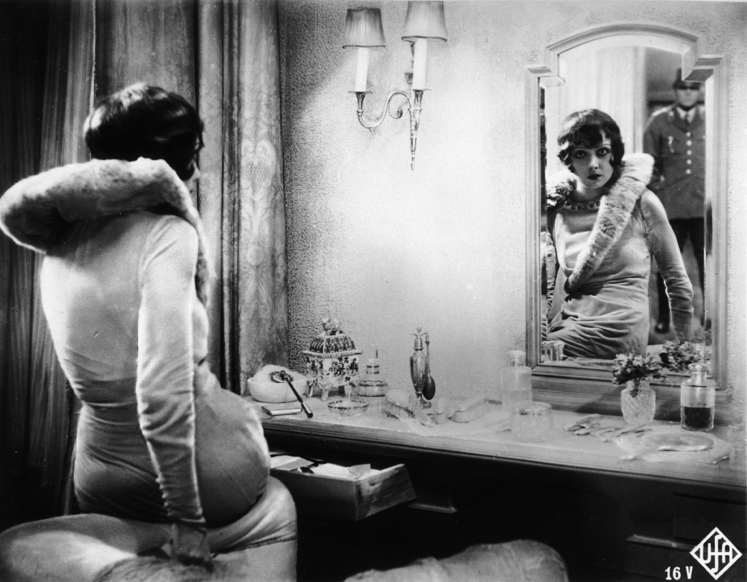 donna si riflette allo specchio