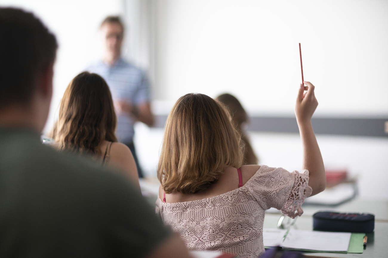 Salon de clases: una niña pide la palabra