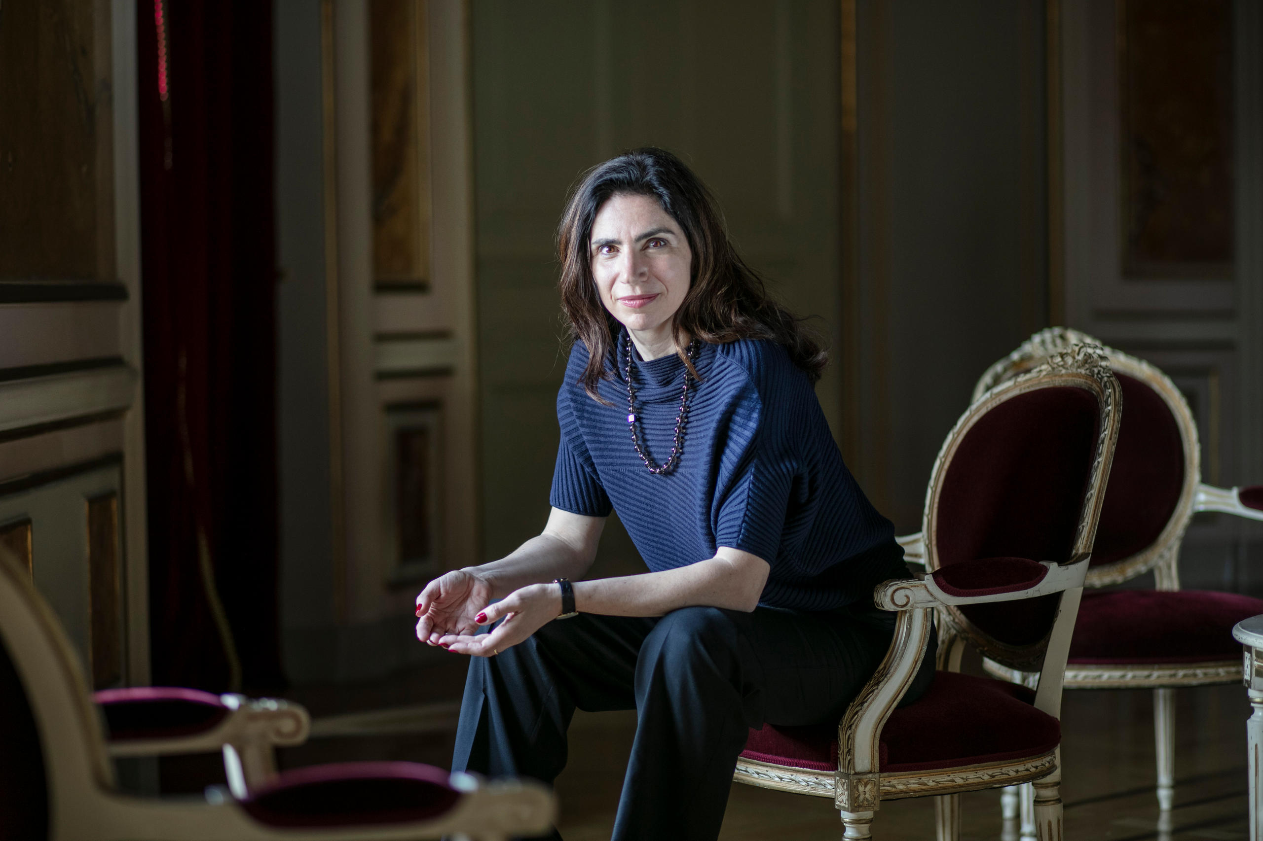 femme assise sur un fauteuil