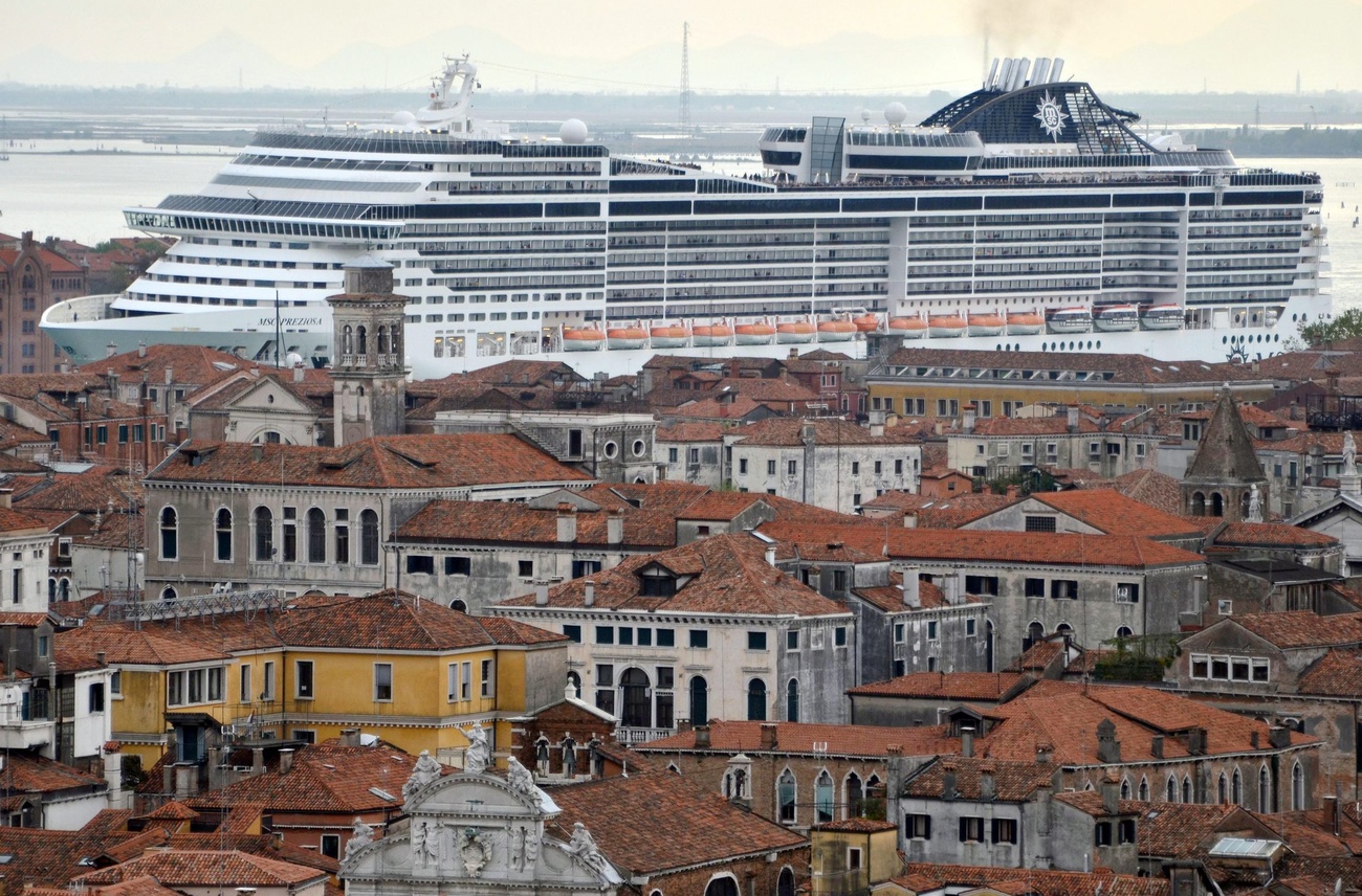 Una nave da crociera nel canale della Giudecca a Venezia.