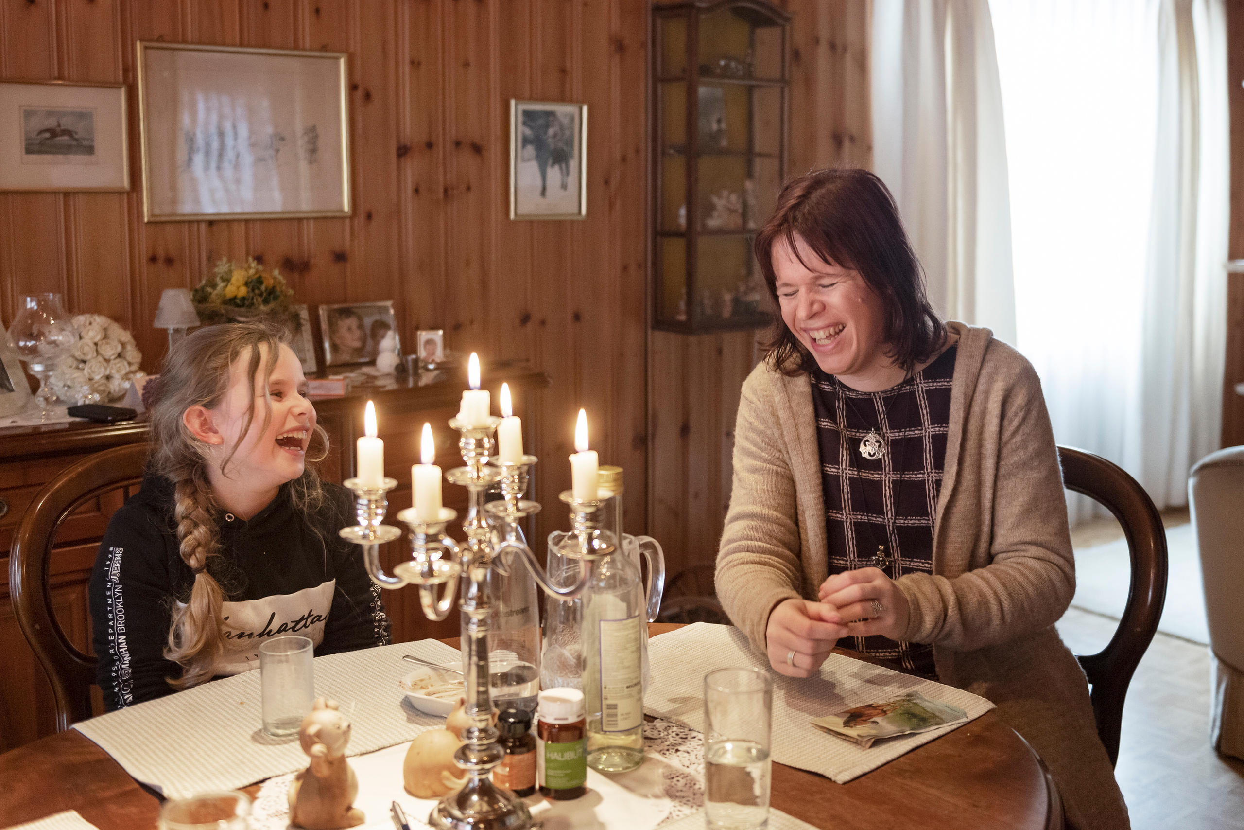 Mutter und Tochter beim Mittagessen