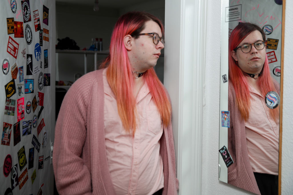 Eine Frau mit pinken Haaren