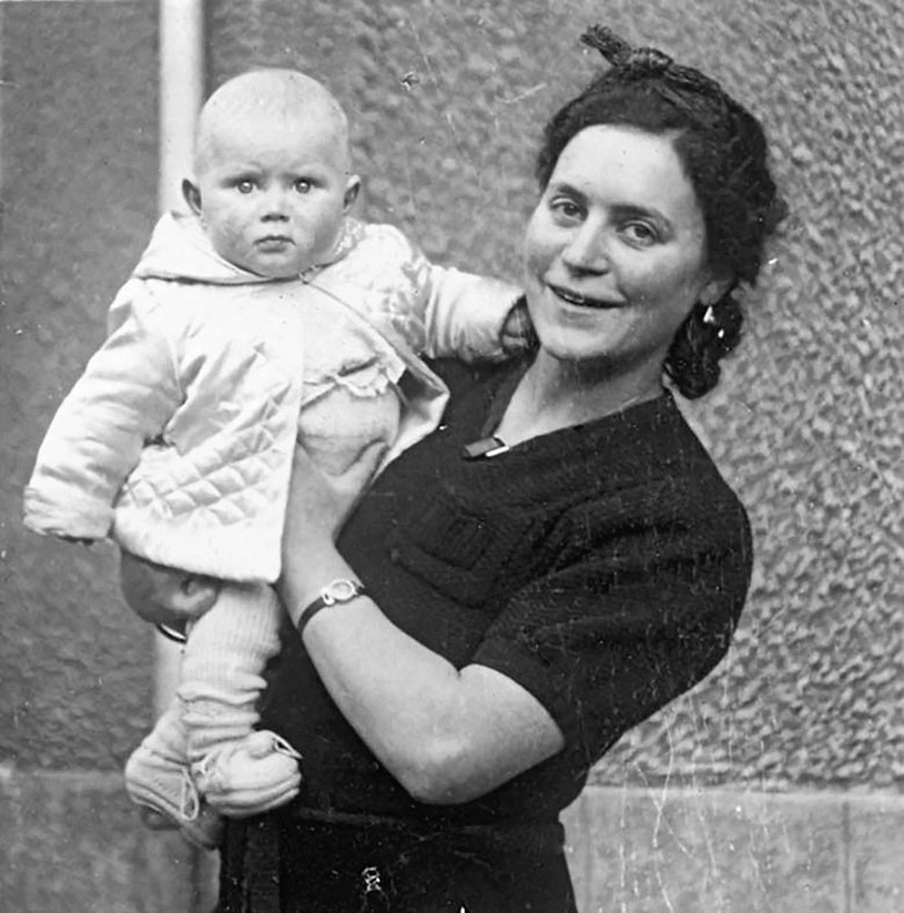 Frau mit Kleinkind auf Arm