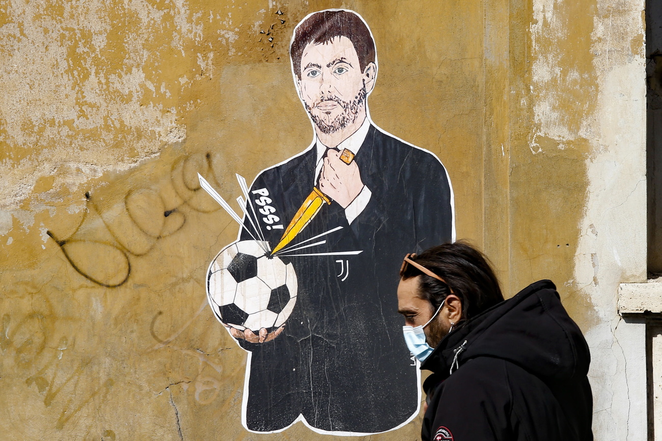 Andrea Agnelli ritratto in un murales a Roma.