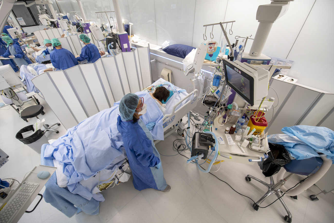 Medici nel reparto di cure intense all ospedale universitario di Ginevra.