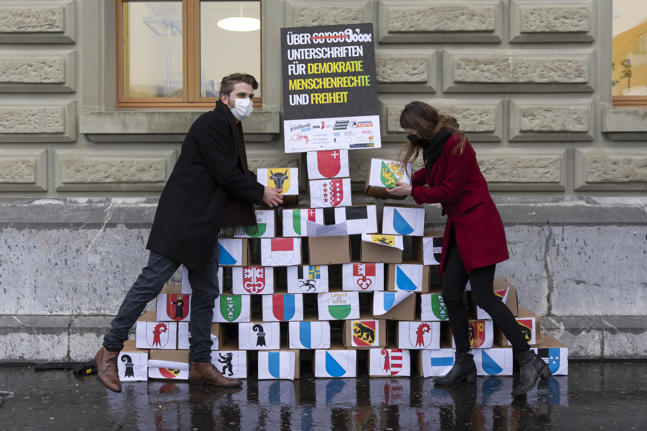 Persone con scatole dei simboli dei cantoni