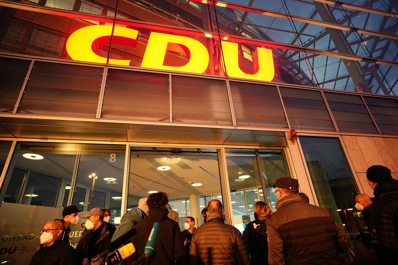 Giornalisti attendono all esterno del Konrad-Adenauer-Haus a Berlino dove i conservatori cercano un intesa.