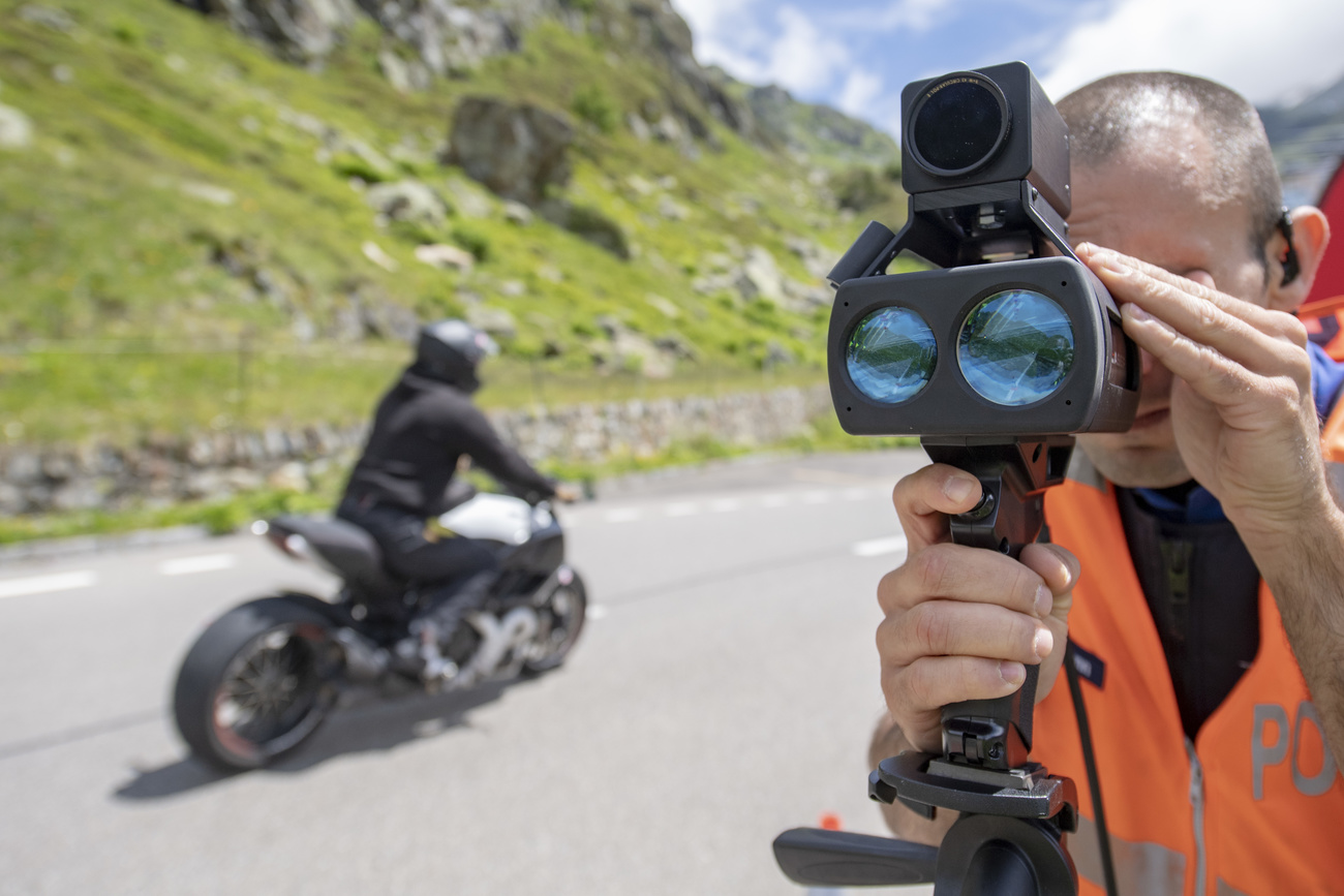 Un poliziotto misura la velocità delle motocliclette.