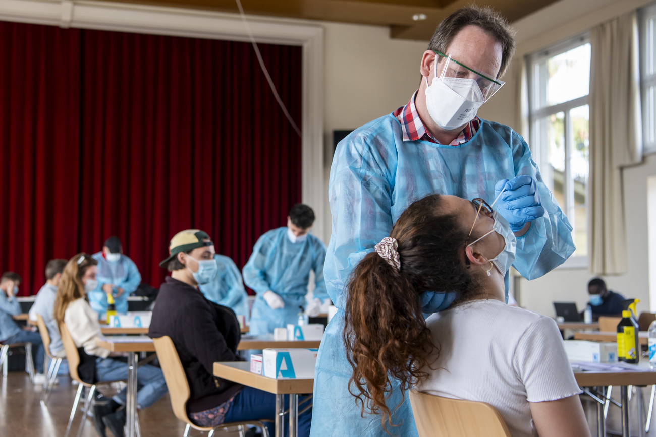 Des personnes font un test dans un centre de dépistage