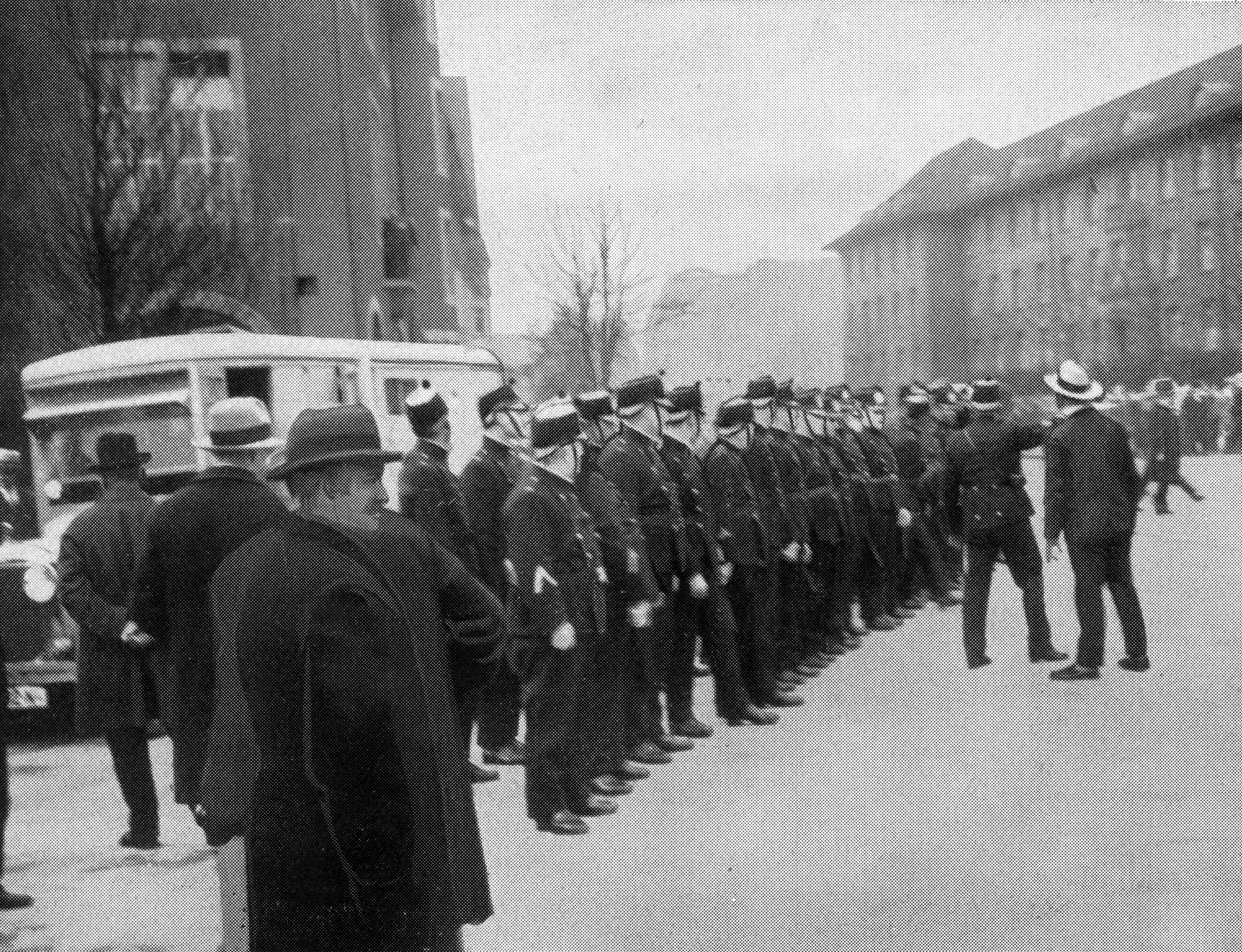 Policiers en rang dans une rue.
