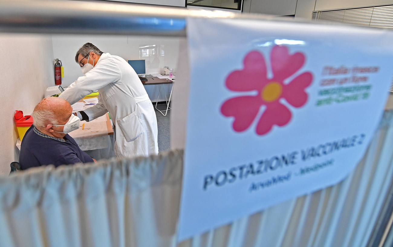 medico fa un vaccino