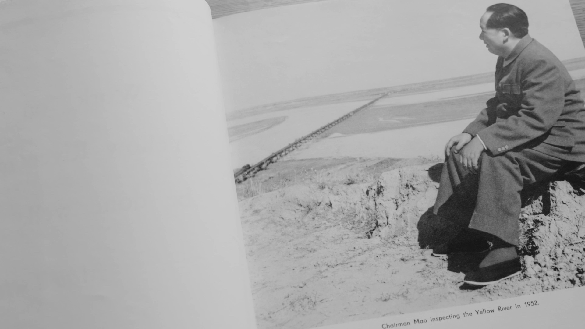 صورة بالأبيض والأسود للزعيم الصيني ماو تسي تونغ وهو جالس على شاطئ
