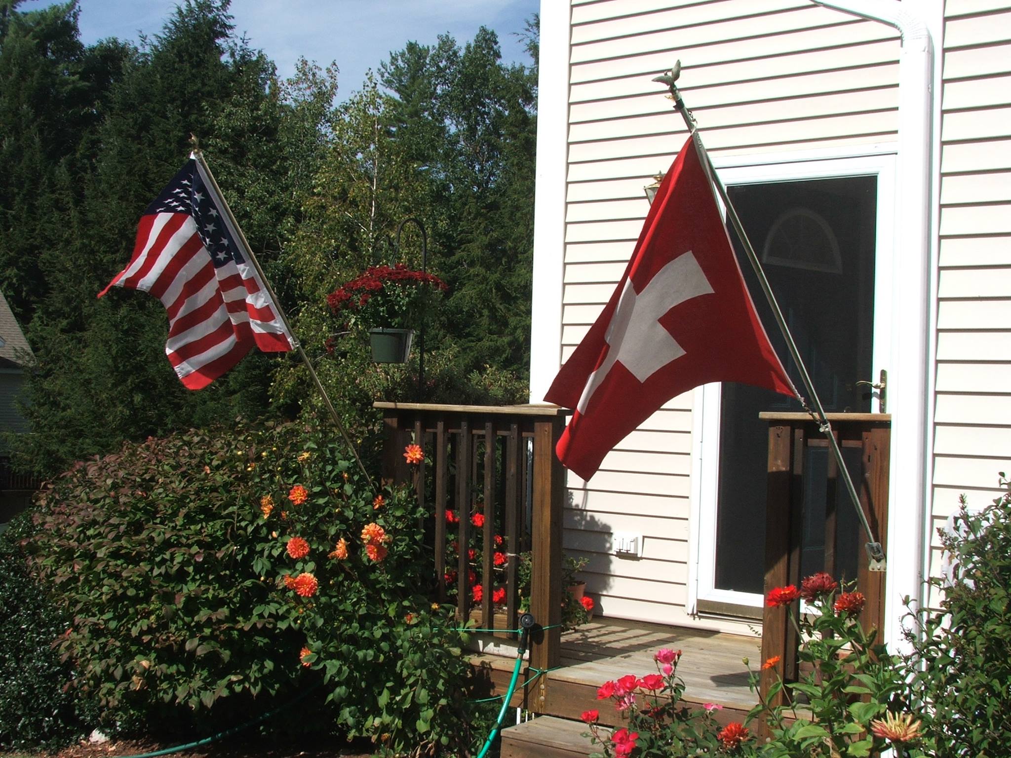 US- und Schweizer Flagge