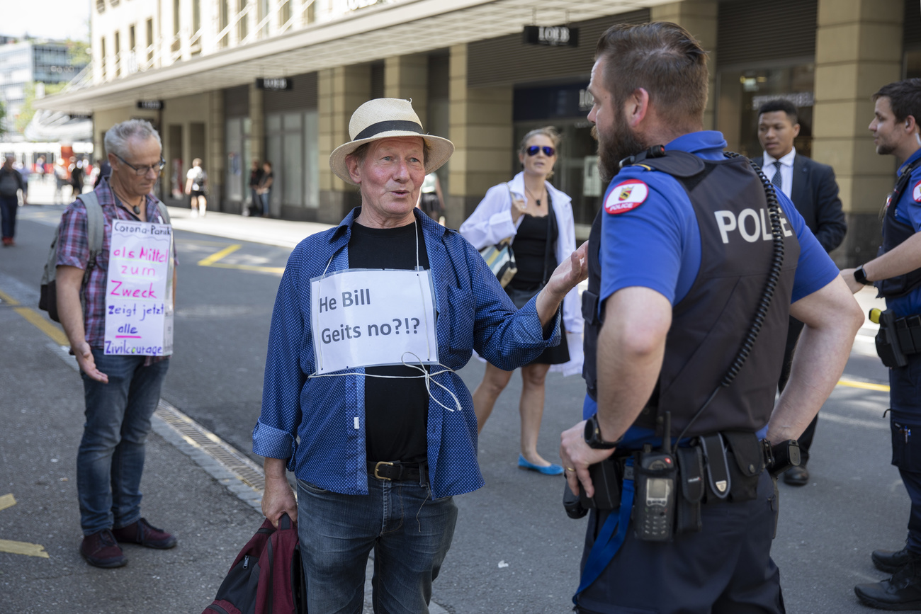 Persona discute con poliziotto.