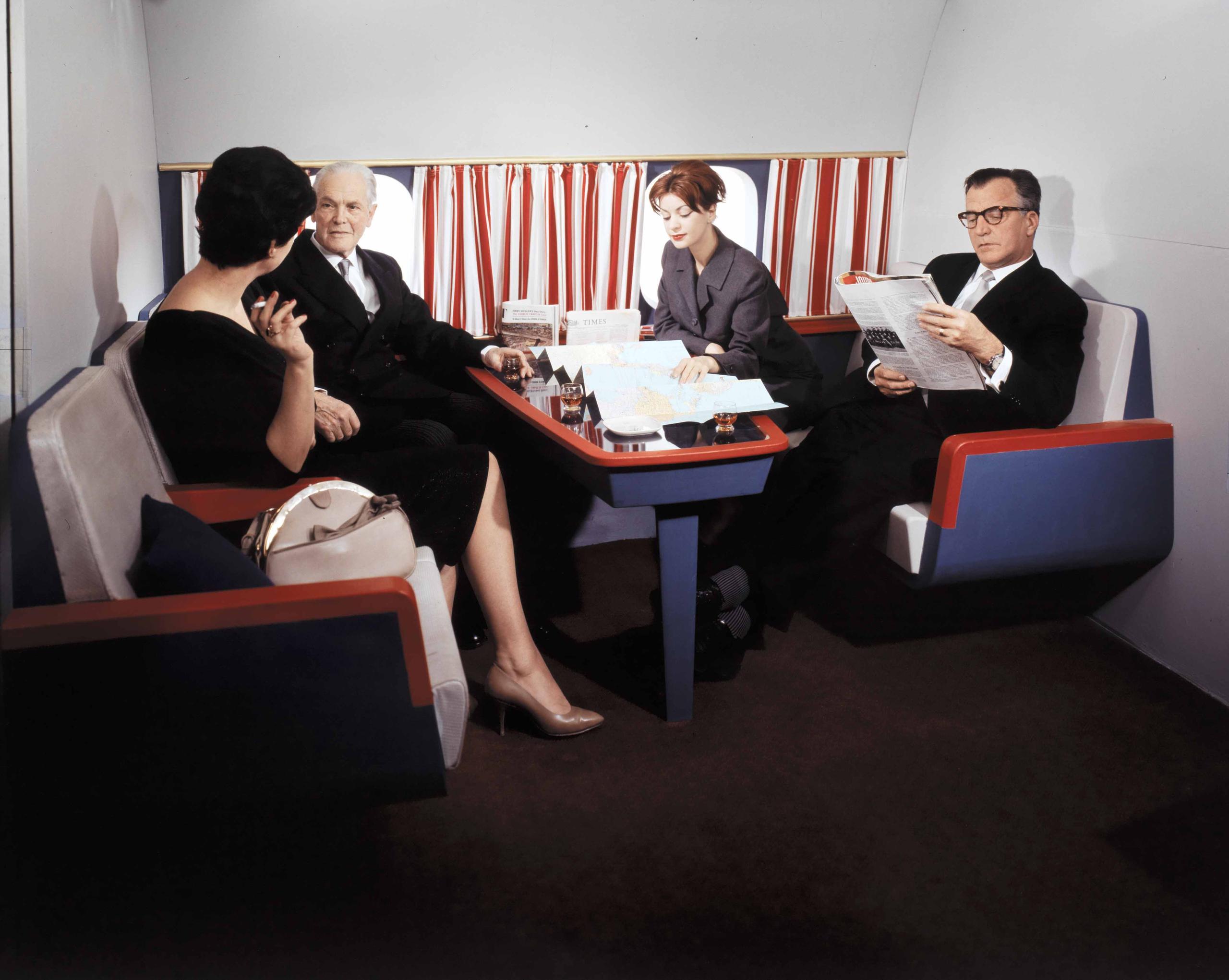 Vier Personen in Swissair Lounge