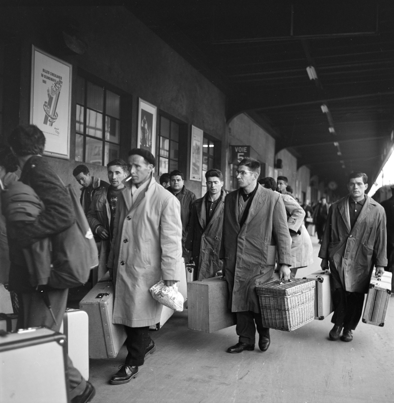 Personas con maletas en estación de tren